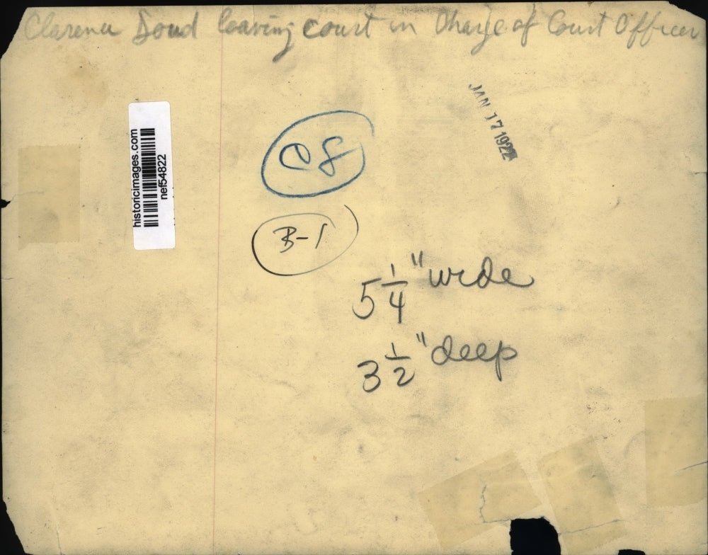 1922 Press Photo Clarence Doud leaving court in Ohaye of Court officers