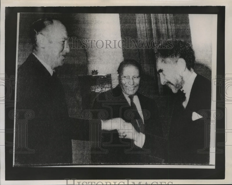Load image into Gallery viewer, 1970 Press Photo William Rogers greeted by Emperor Haile Selassie - nef54890
