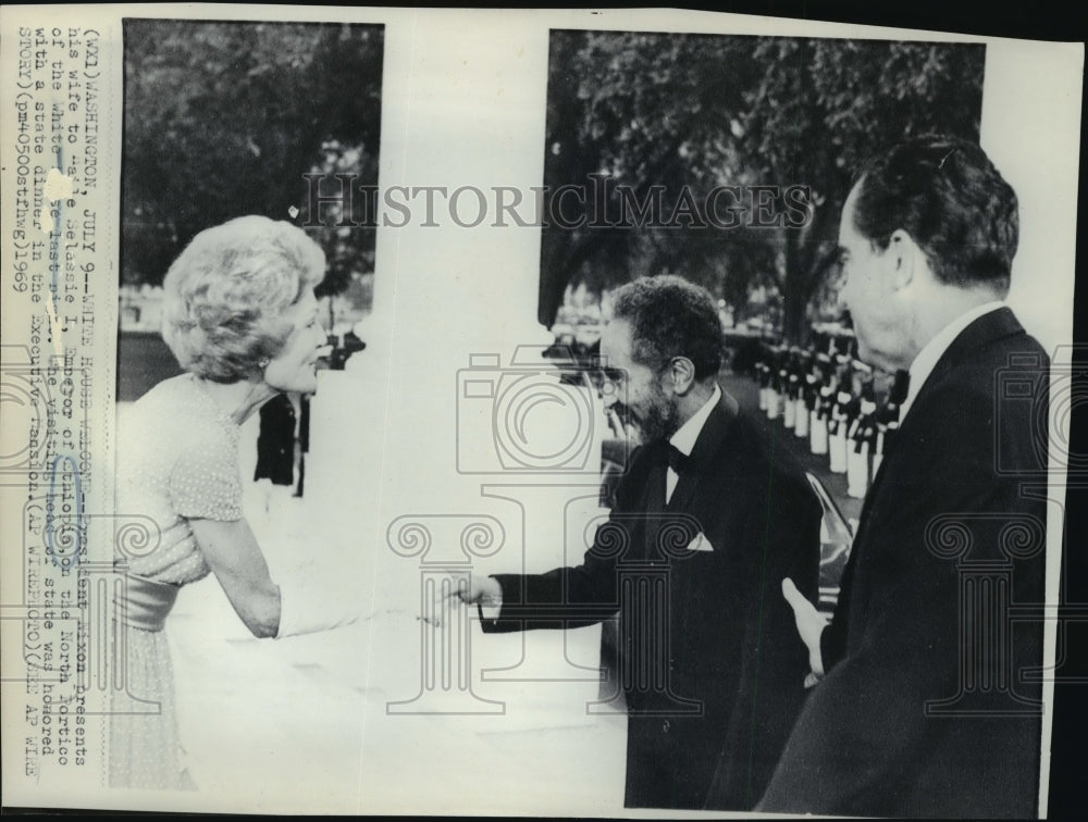 1969 Press Photo President Nixon presents Haile Selassie to his wife - nef54897