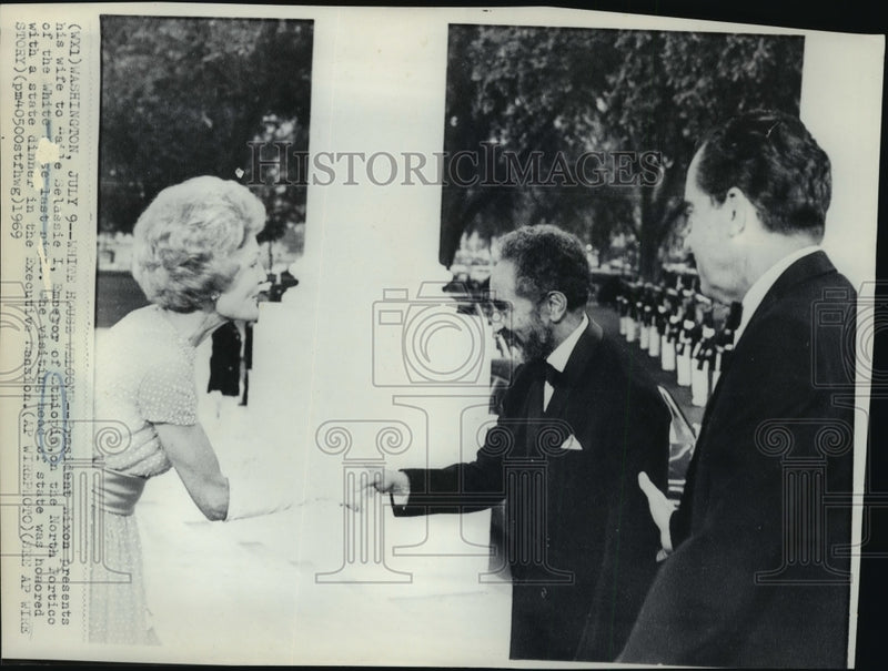 Load image into Gallery viewer, 1969 Press Photo President Nixon presents Haile Selassie to his wife - nef54897
