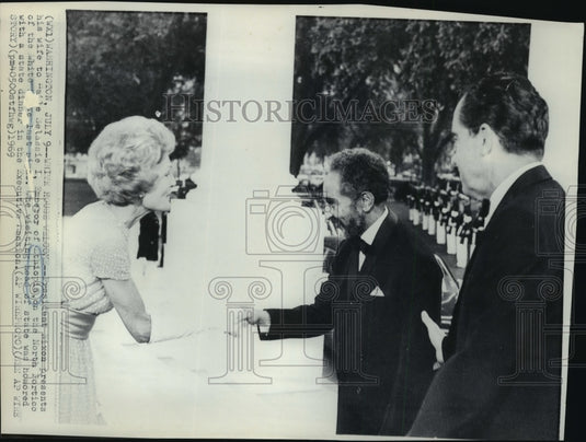 1969 Press Photo President Nixon presents Haile Selassie to his wife - nef54897
