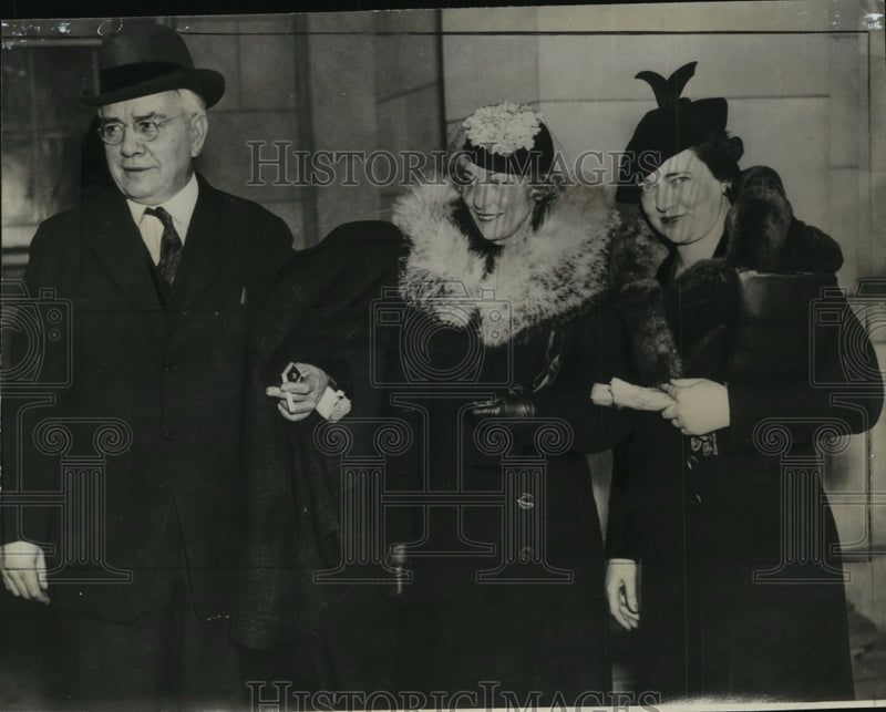Load image into Gallery viewer, 1937 Press Photo Harry K.Thaw, famous Playboy charge of attacking a waiter
