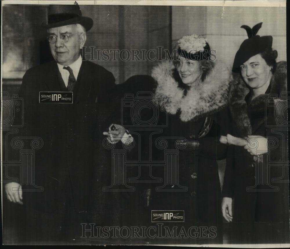 1937 Press Photo Harry K.Thaw, Broadway Playboy leaving District Court at Wash.