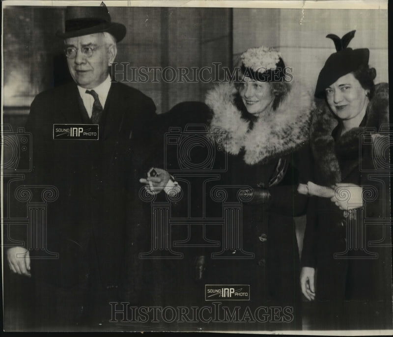 Load image into Gallery viewer, 1937 Press Photo Harry K.Thaw, Broadway Playboy leaving District Court at Wash.
