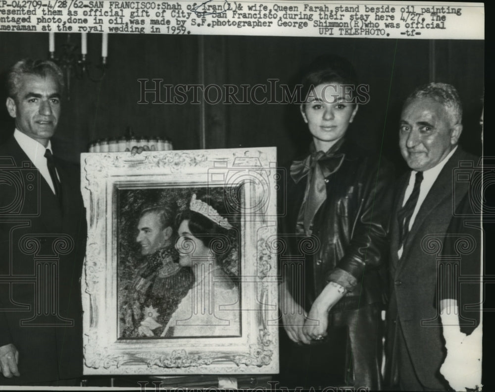 1962 Press Photo Shah of Iran & Wife Queen Farah Stand Beside Oil Painting