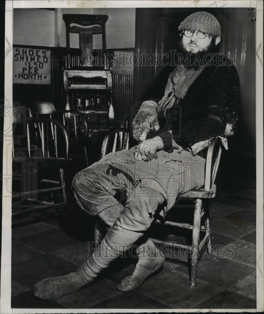 1949 Press Photo Paul Mahushak freed from a Living tomb Cubicle in Brooklyn Home