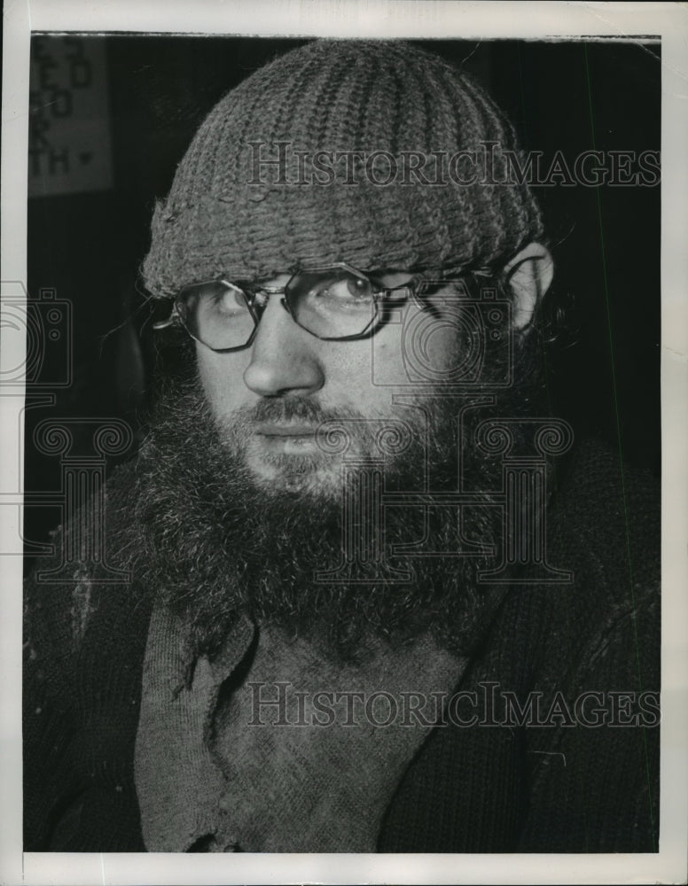 1949 Press Photo Paul Makushak spend ten years in cubicle hole in Brooklyn