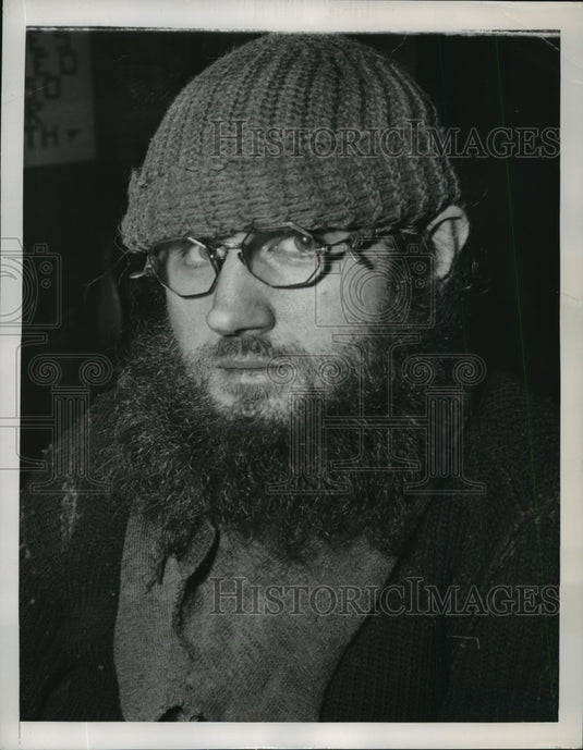 1949 Press Photo Paul Makushak spend ten years in cubicle hole in Brooklyn