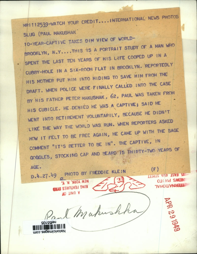 1949 Press Photo Paul Makushak spend ten years in cubicle hole in Brooklyn