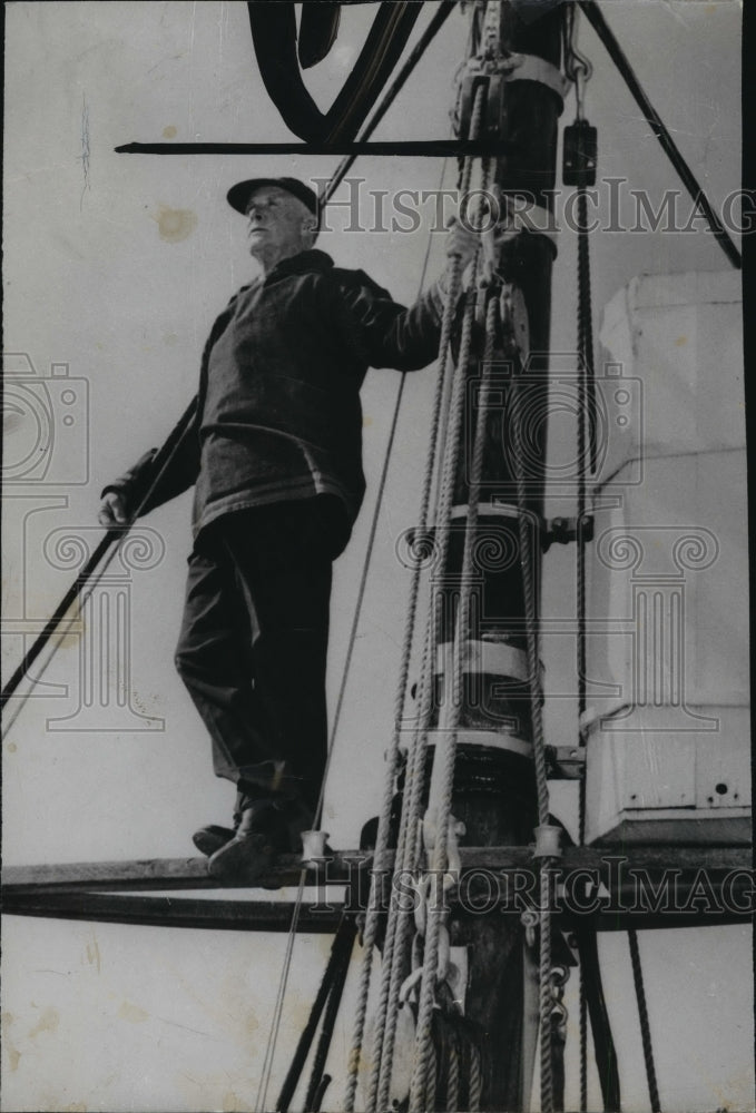 1957 Press Photo Com. MacMillanh Scans Artic Horizon in Search for Defense Sites