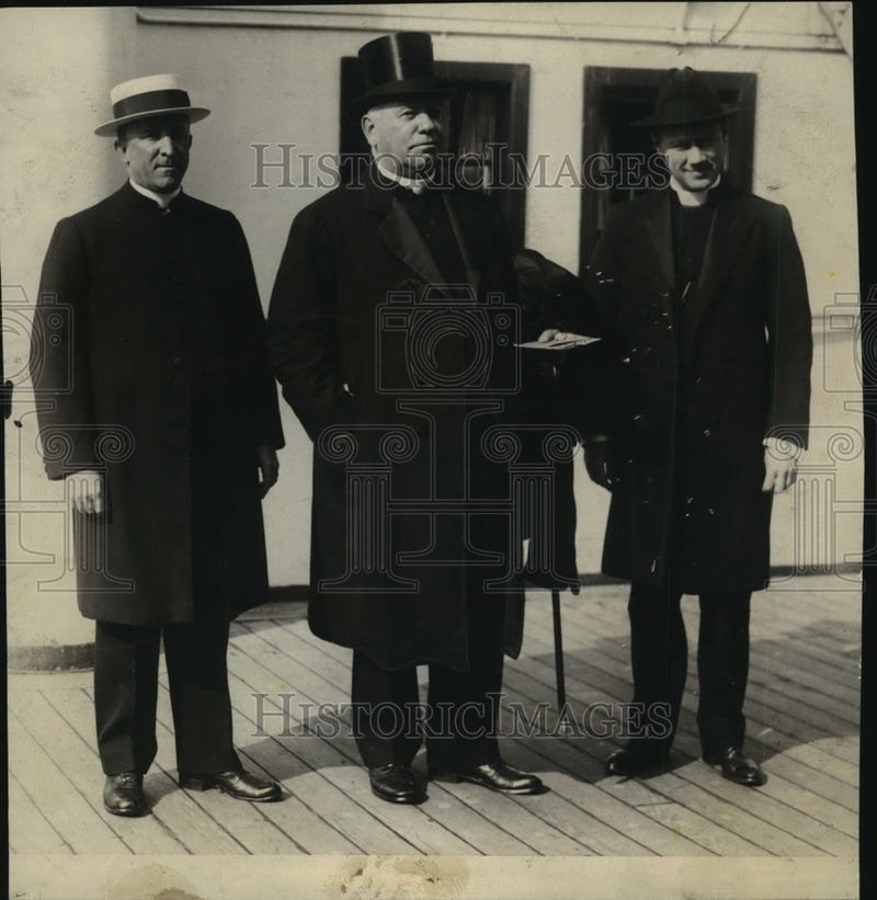 Load image into Gallery viewer, 1924 Press Photo Rev Wallace J Splairis and Cardinal O'Connell - nef55193
