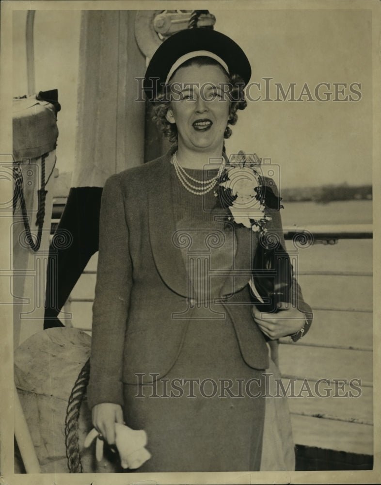 1938 Press Photo Kay Lawrence of the Boston Record - nef55248
