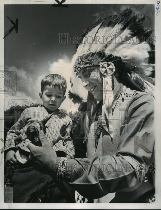 1965 Press Photo Iroquois Chief Frank Kirby Showing Boy His Shillelagh