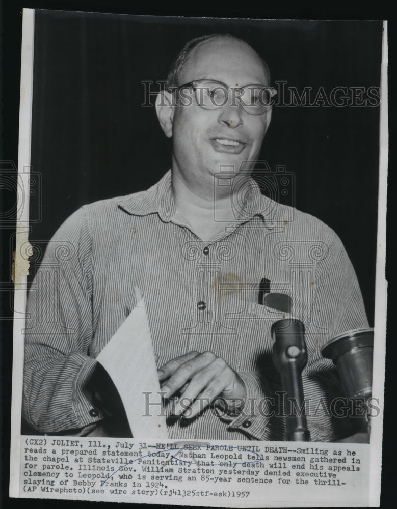 1957 Press Photo Murderer Nathan Leopold Jr. Interviewed at Stateville Prison