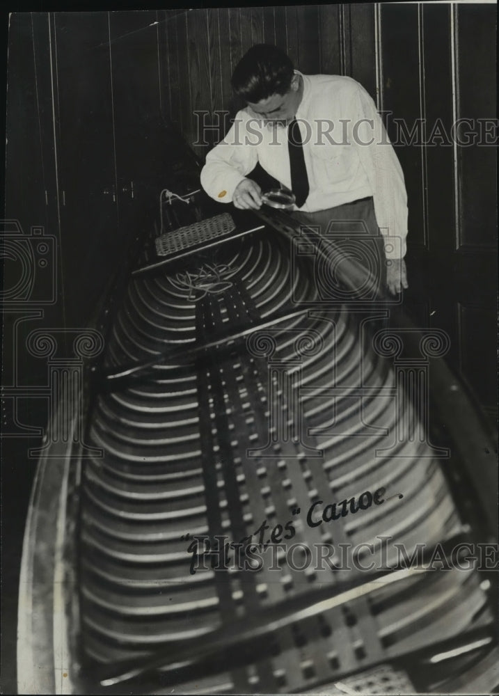 Load image into Gallery viewer, 1931 Press Photo Detective Murphy Inspecting "Pirate's Canoe" - nef55403
