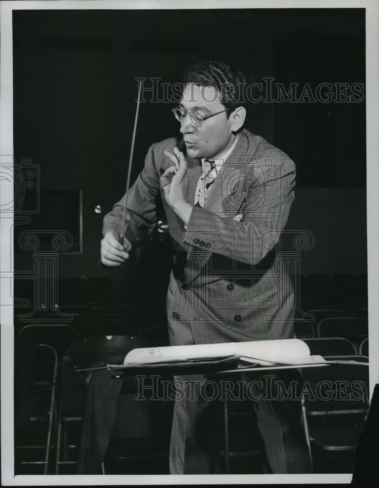 1947 Press Photo Alfredo Antonini, Conductor Columbia Concert Orchestra