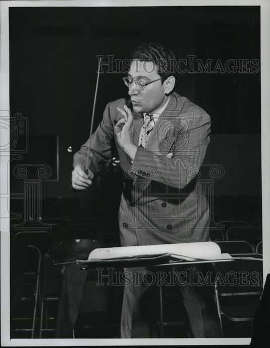 1947 Press Photo Alfredo Antonini, Conductor Columbia Concert Orchestra