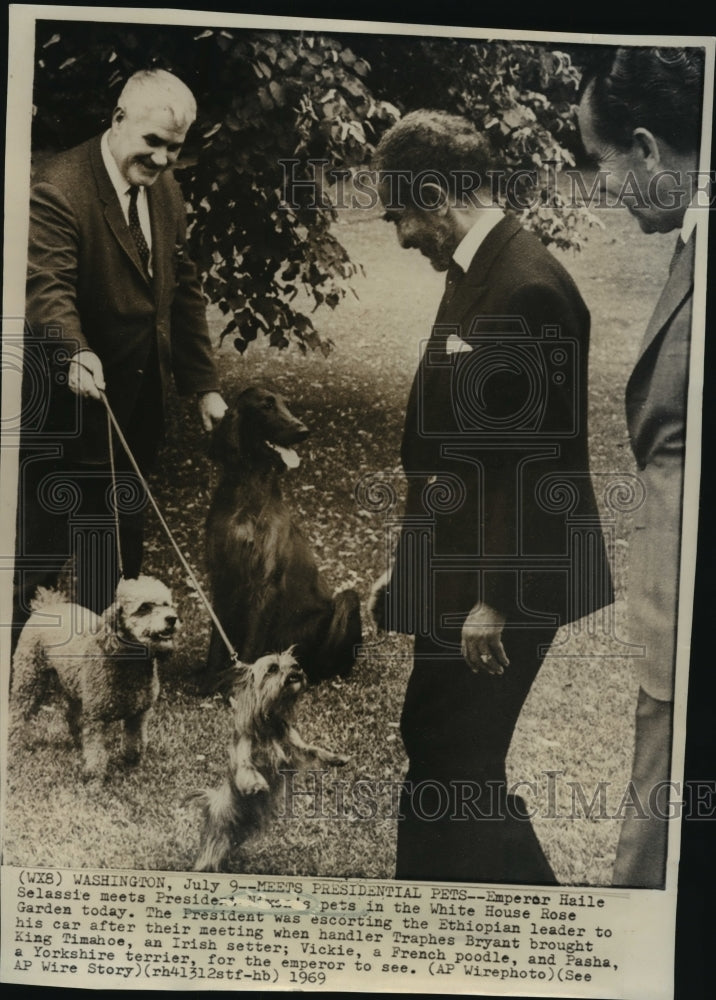 1969 Press Photo Haile Selassie I of Ethiopia w Pets at White House Rose Garden- Historic Images