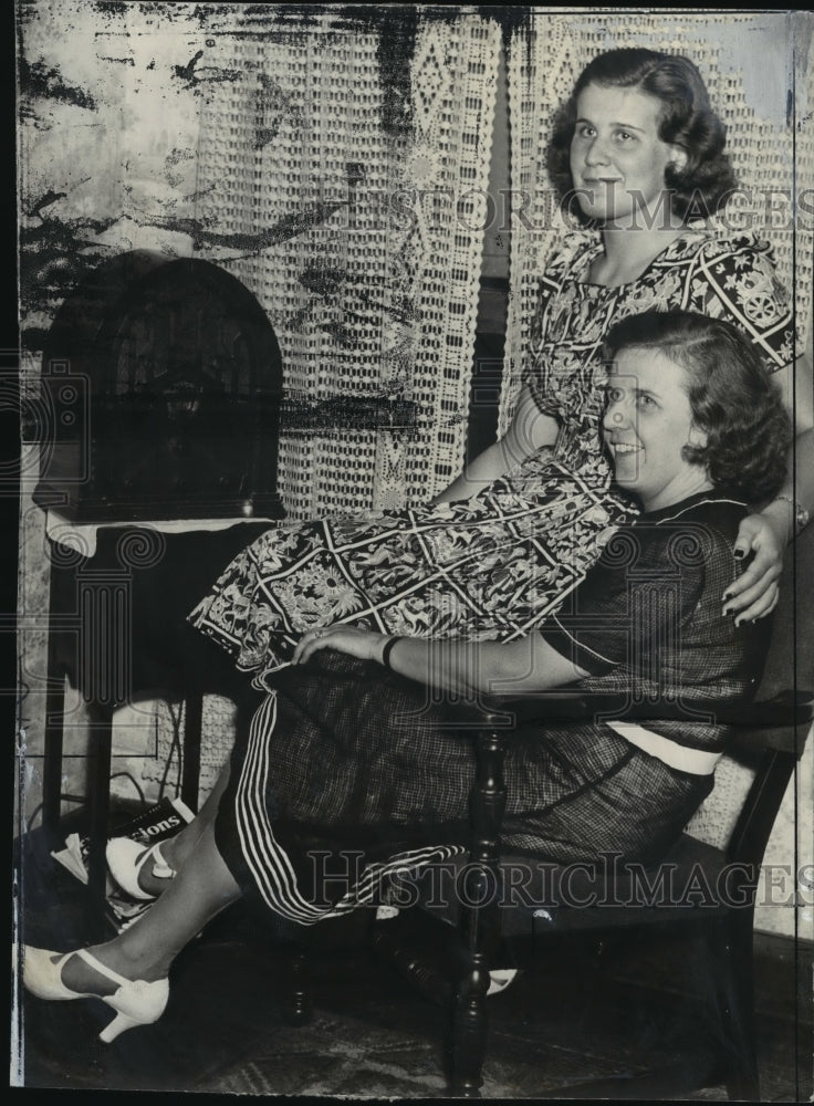 1950 Press Photo Mrs Francis Carroll & Daughter Barbara Carroll - nef55662