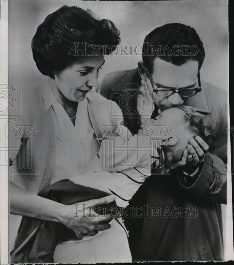 Load image into Gallery viewer, 1962 Press Photo Mr &amp; Mrs Oris Lollar Baby Home in Little Rock after Operation
