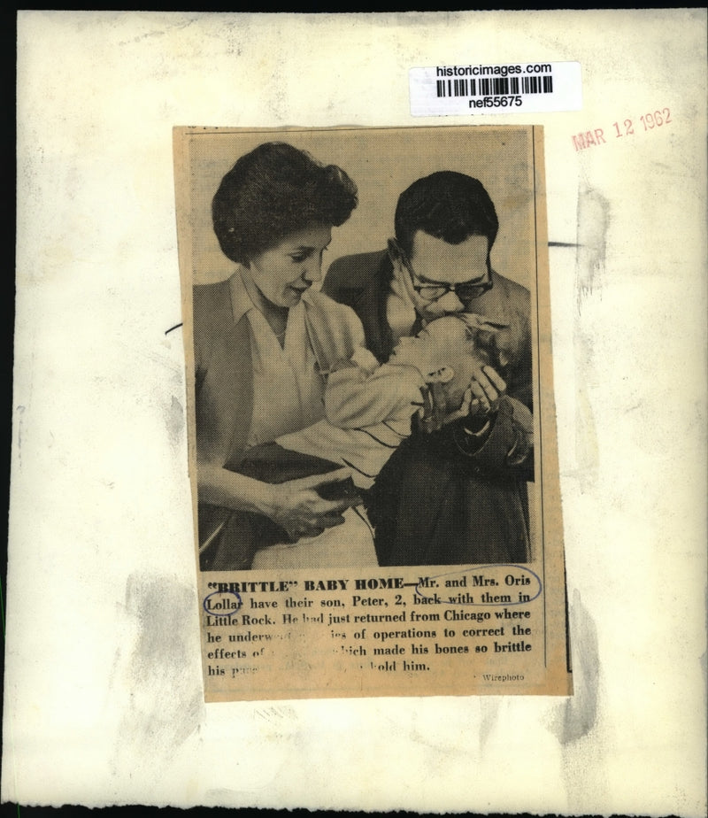 Load image into Gallery viewer, 1962 Press Photo Mr &amp; Mrs Oris Lollar Baby Home in Little Rock after Operation
