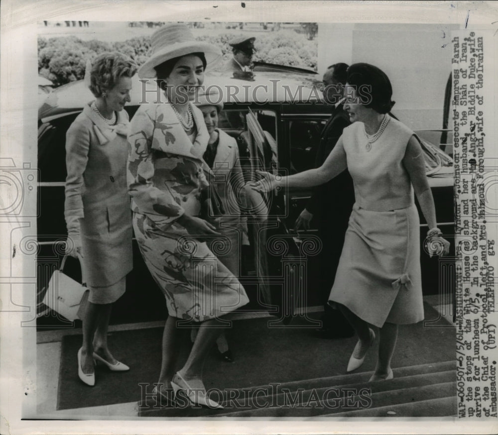 1964 Press Photo Mrs Lyndon Johnson Escorts Empress Farah to the White House
