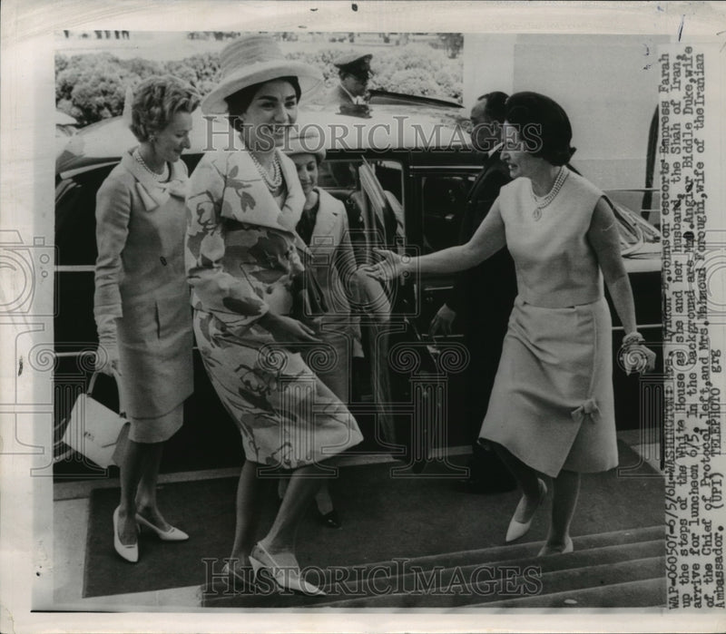 Load image into Gallery viewer, 1964 Press Photo Mrs Lyndon Johnson Escorts Empress Farah to the White House
