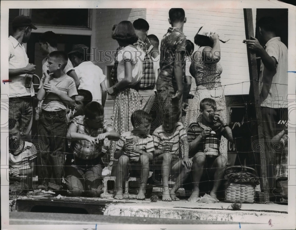 1954 Press Photo Soap Box Derby Spectators, Columbus, Georgia - nef55853