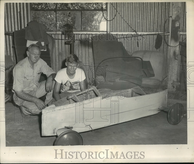 Load image into Gallery viewer, 1953 Press Photo Soap Box Derby Car of Mr. Bean, Robert Owen, Columbus, Georgia

