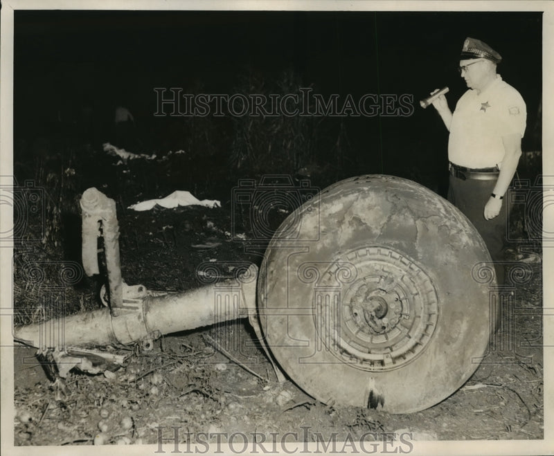 Load image into Gallery viewer, 1961 Press Photo Landing Gear of the Doomed Plane - nef55879
