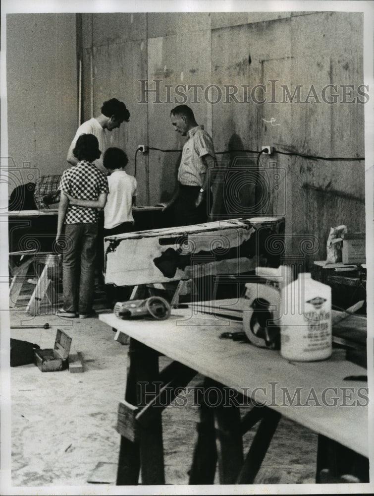 1974 Press Photo Building Cars for Soap Box Derby, Columbus, Georgia- Historic Images