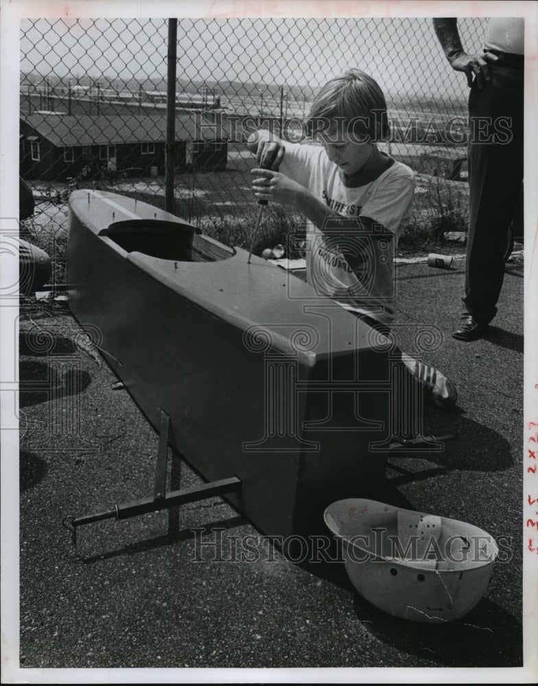 1977 Press Photo Darrell Frith Building Car for Soap Box Derby, Columbus Georgia- Historic Images