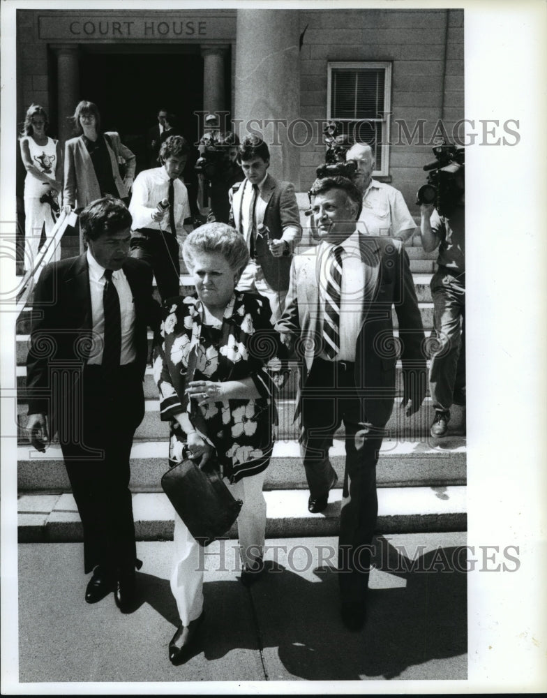 Load image into Gallery viewer, 1990 Press Photo Murder Victim's Parents Shirley &amp; John Benedict Leaving Court
