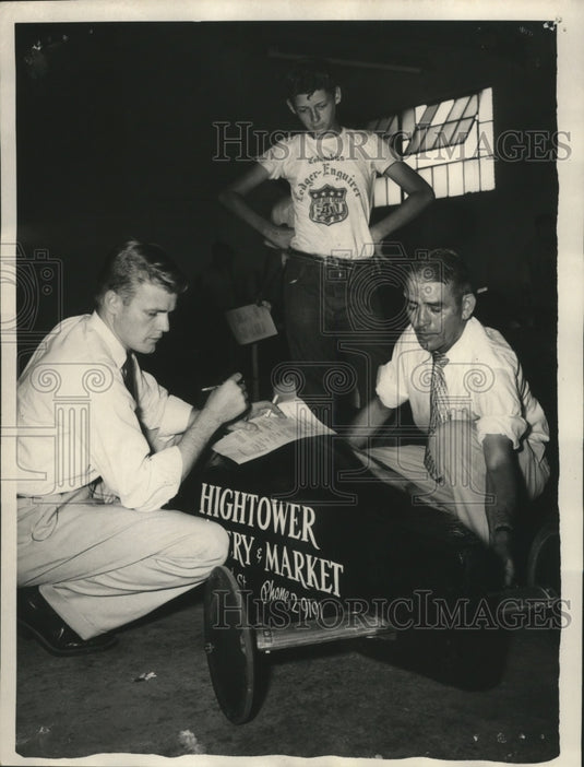 1954 Press Photo Taylor, Hightower, Jackson inspecting car for Soap Box Derby- Historic Images