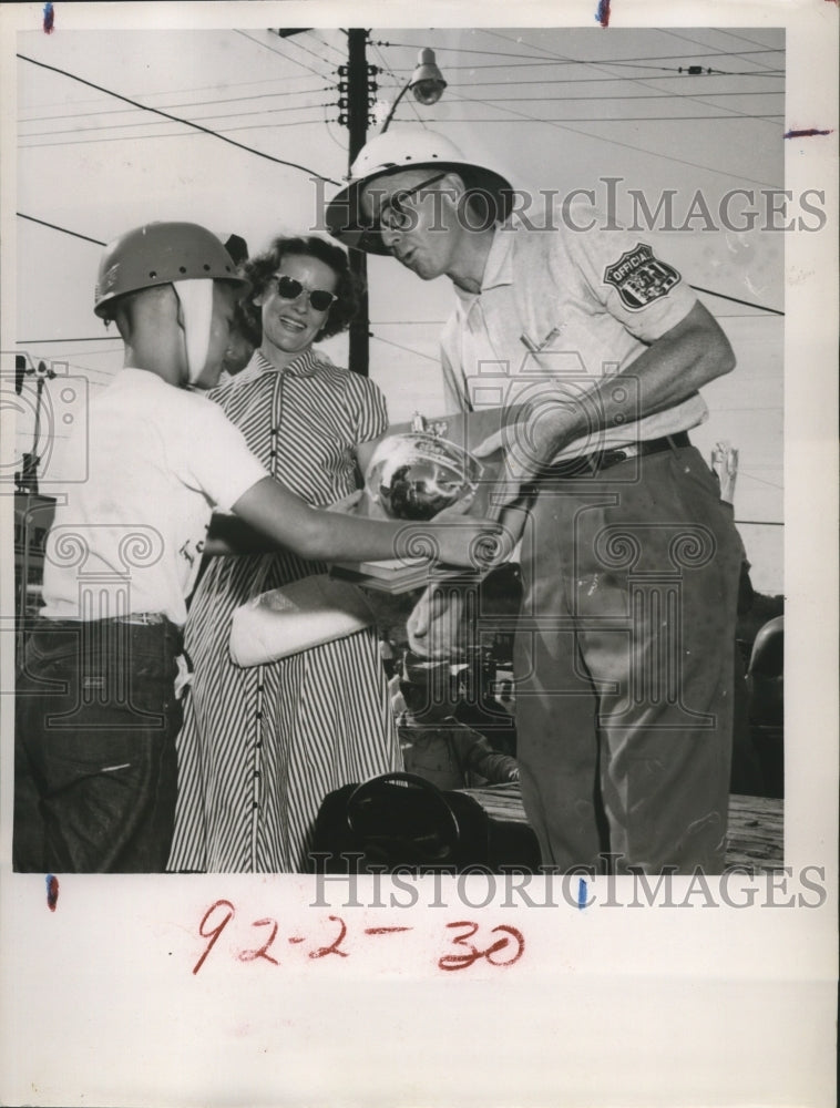 Load image into Gallery viewer, 1954 Press Photo Family preparing for Soap Box Derby - nef56250
