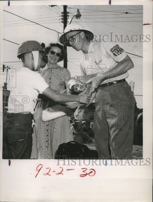 1954 Press Photo Family preparing for Soap Box Derby - nef56250