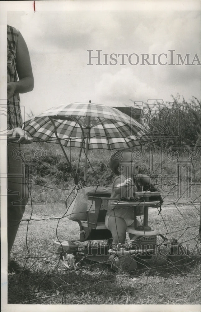 Load image into Gallery viewer, 1955 Press Photo Baby in toy ride at Soap Box Derby - nef56256
