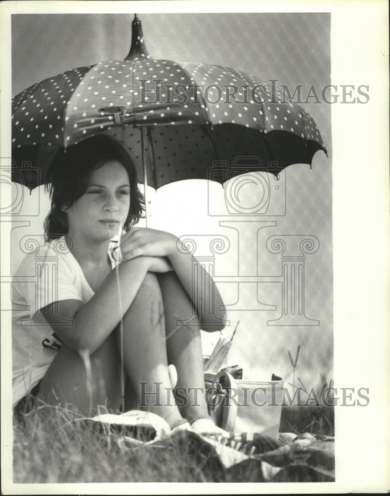 1982 Press Photo Joelle Lamathe makes some shade to sit in - nef56265- Historic Images