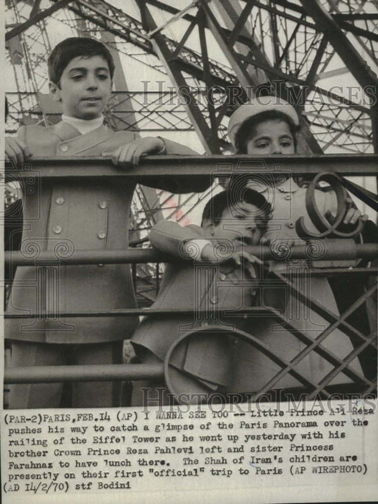 1970 Press Photo Little Prince Ali Reza catch a glimpse of the Paris Panorama- Historic Images