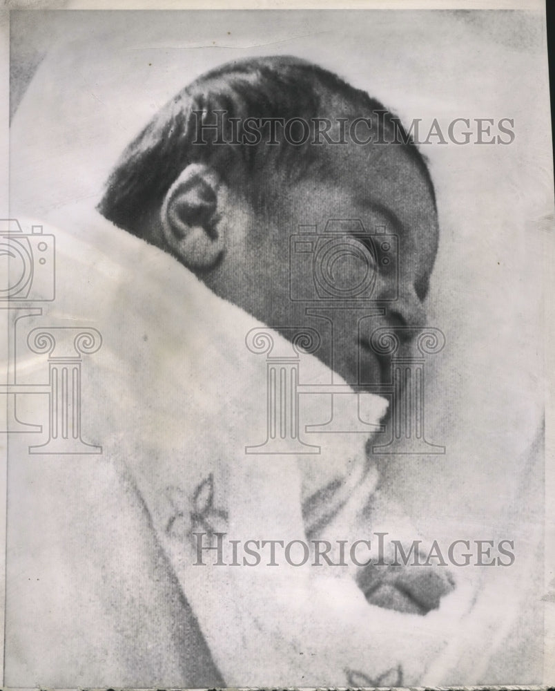 1960 Press Photo Crown prince of Iran lies in his plastic crib after his birth