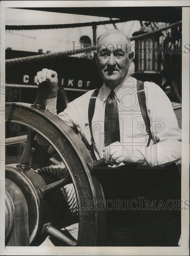 1934 Press Photo Capt. James Hersey Navigate the replica of famed Hispana