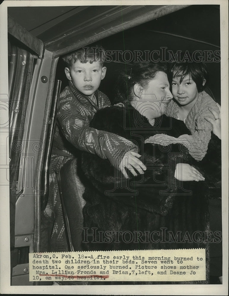 1949 Press Photo Lillian Fronda with Children after Akron, Ohio Fire - nef56371