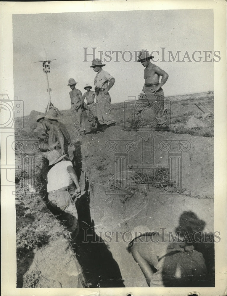 1935 Press Photo Italian Troops Digging Trenches - nef56373