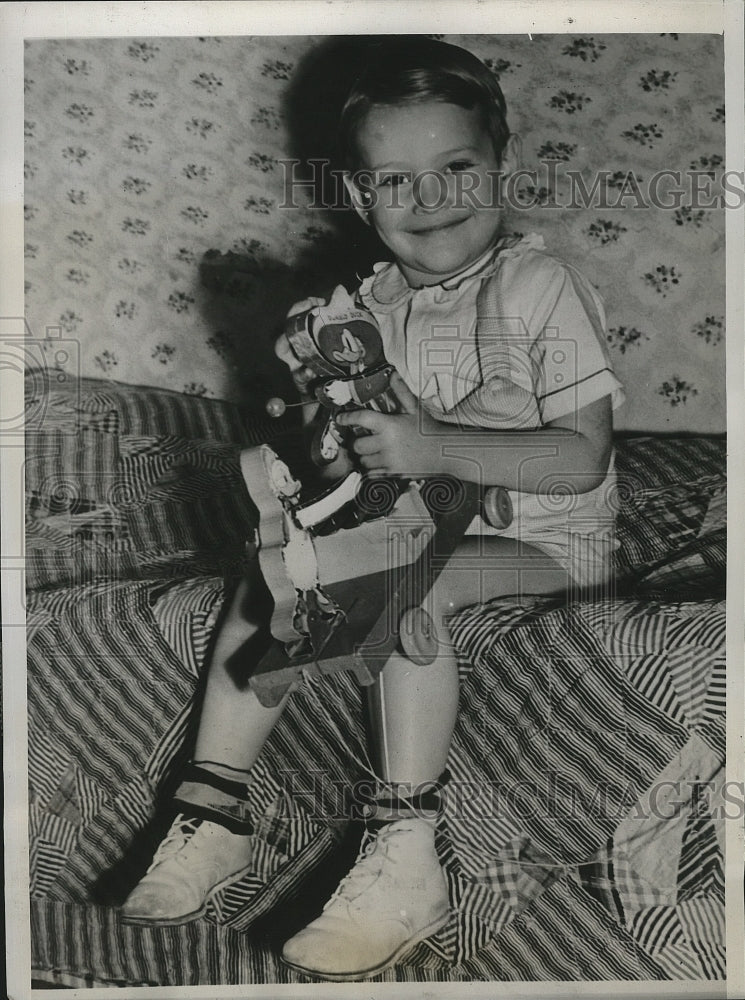 Load image into Gallery viewer, 1939 Press Photo Jerry Doran, youngest blood donor at 3-years-old - nef56489
