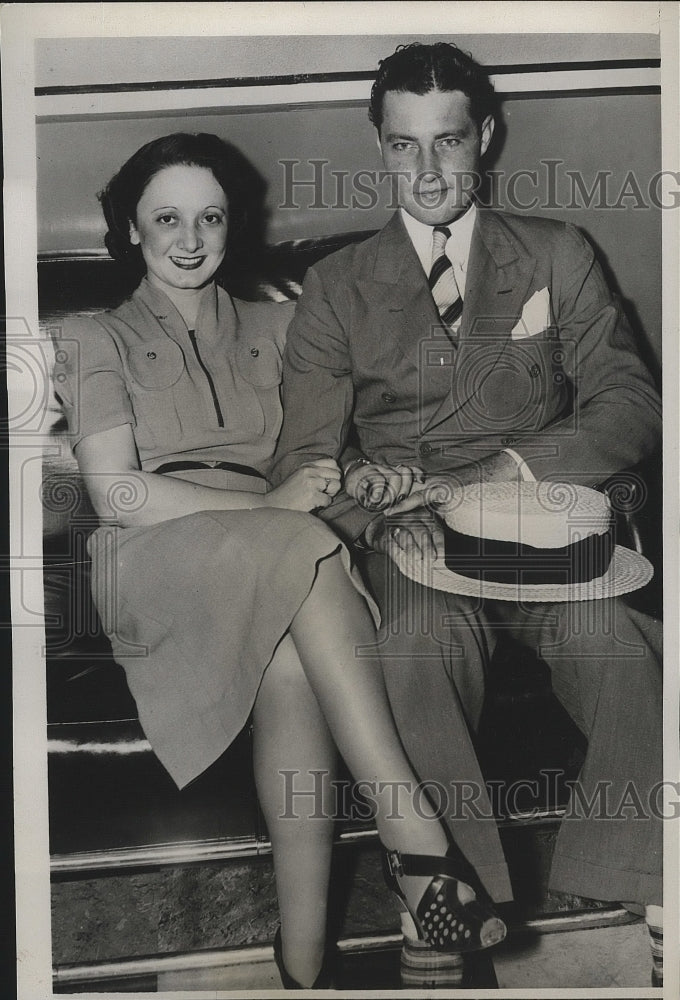 Load image into Gallery viewer, 1938 Press Photo Ruth A. Davis marries John Guthridge after 4-hour romance
