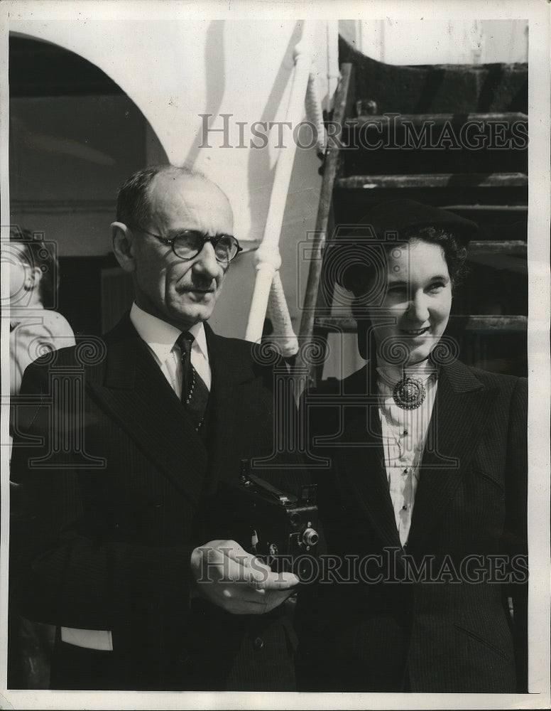 Load image into Gallery viewer, 1940 Press Photo Bishop Ralph Ward &amp; Daughter Gladys Ward on President Pierce
