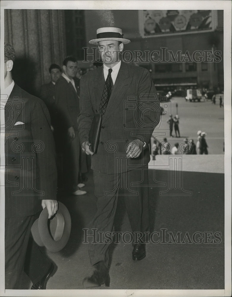 Load image into Gallery viewer, 1938 Press Photo Assistant District Attorney Charles P Grimes Enters Courthouse

