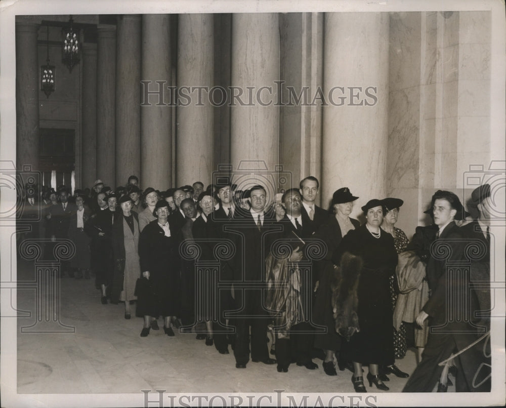 1937 Press Photo Spectators Eager to See Justice Hugo L Black During First Day