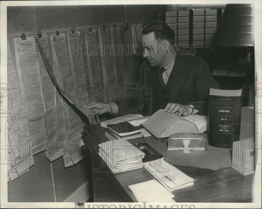 1938 Press Photo Webb Everett Calculating for Santa Anita Handicap Horse Race- Historic Images