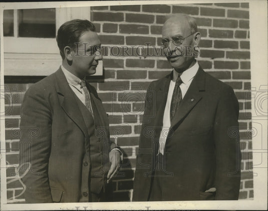 1928 Press Photo Detective Black Chatting with Frank Shepppard a Star Witness